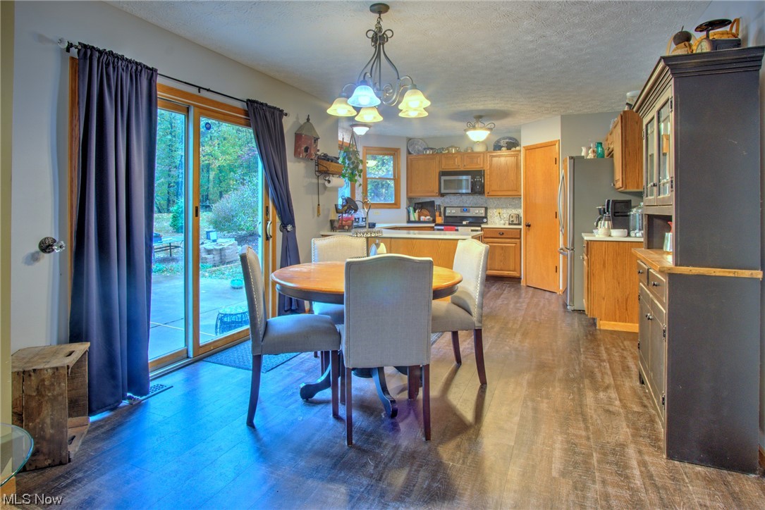 10129 Diagonal Road Mantua, OH 44255 - Photo 11 of 33 Eat-in kitchen, walk out to concrete patio