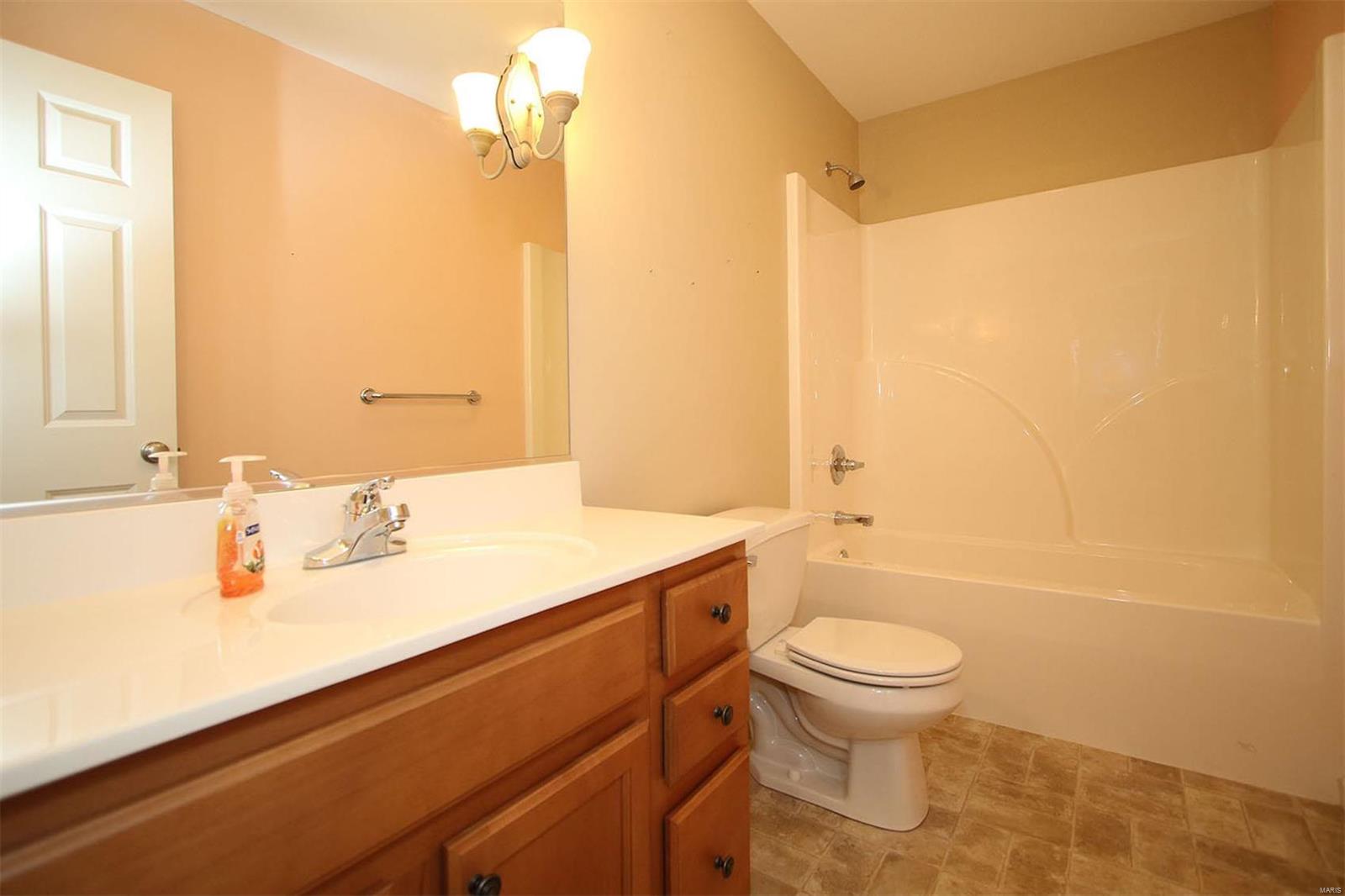 5009 Castlegate Lane Godfrey, IL 62035 - Photo 13 of 17 Gallery Image 13
