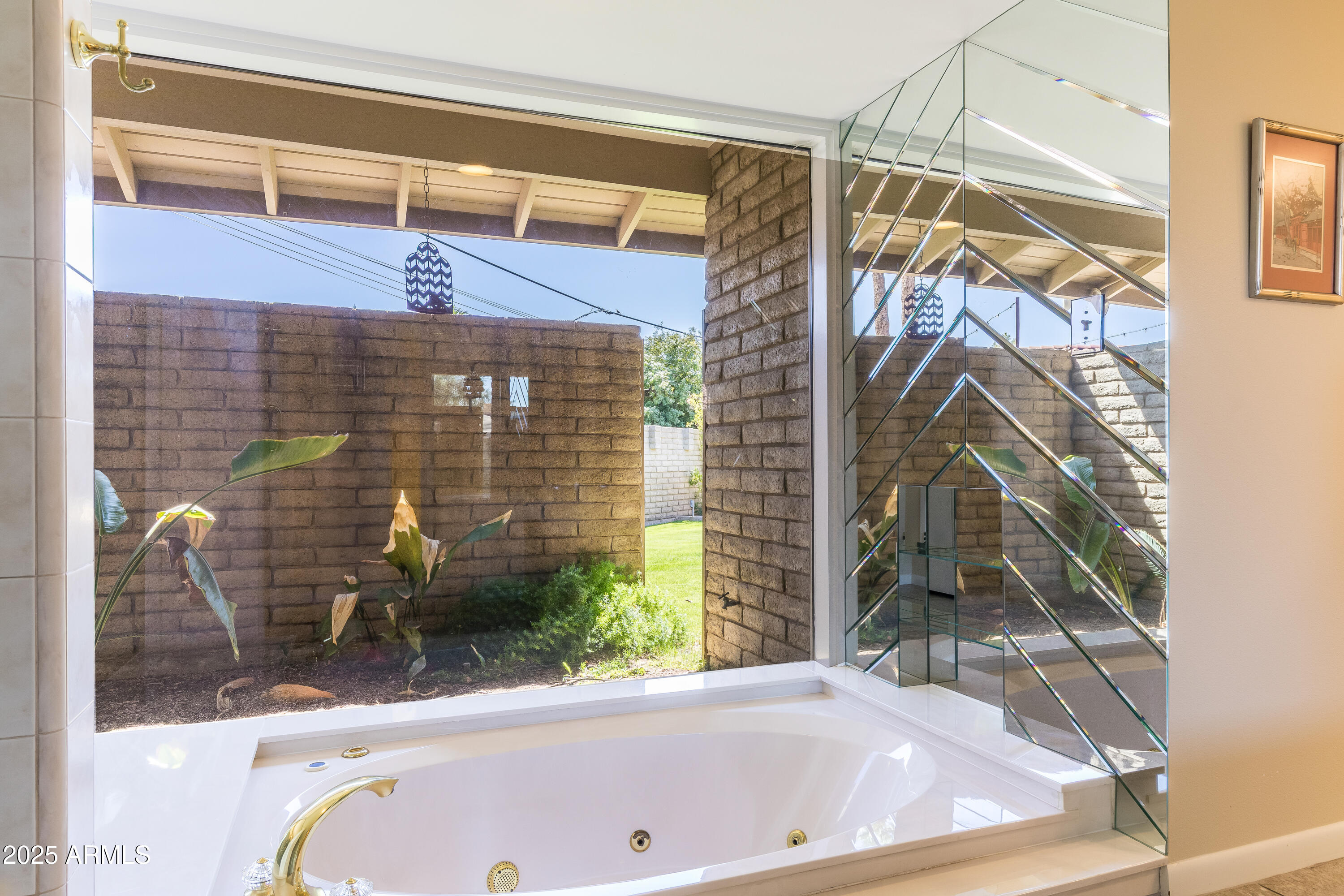 7125 North 2nd Place Phoenix, AZ 85020 - Photo 21 of 30 a bathroom with a tub and shower