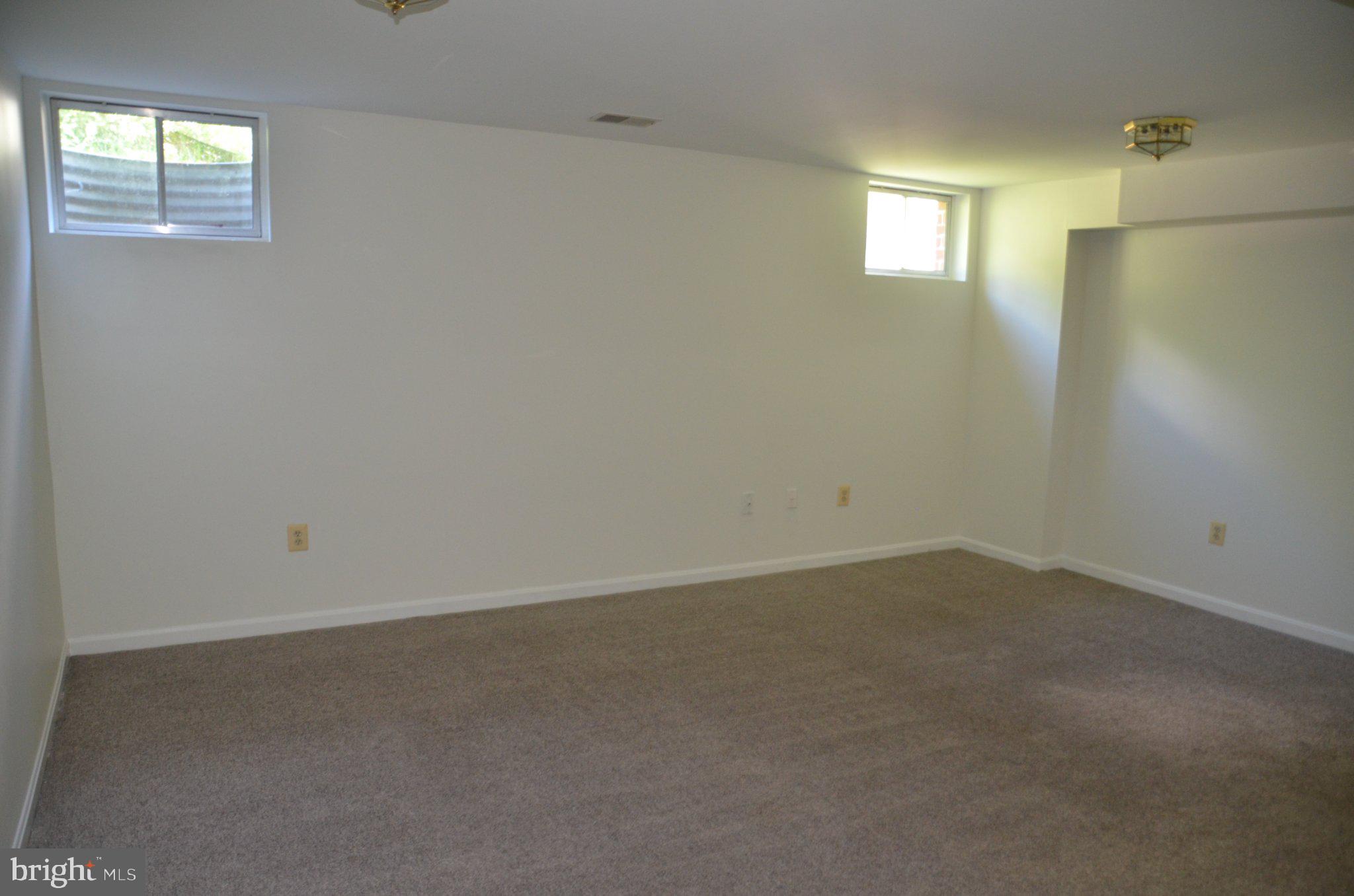 406 Longdraft Road Gaithersburg, MD 20878 - Photo 21 of 24 Spacious, light-filled versatile room.