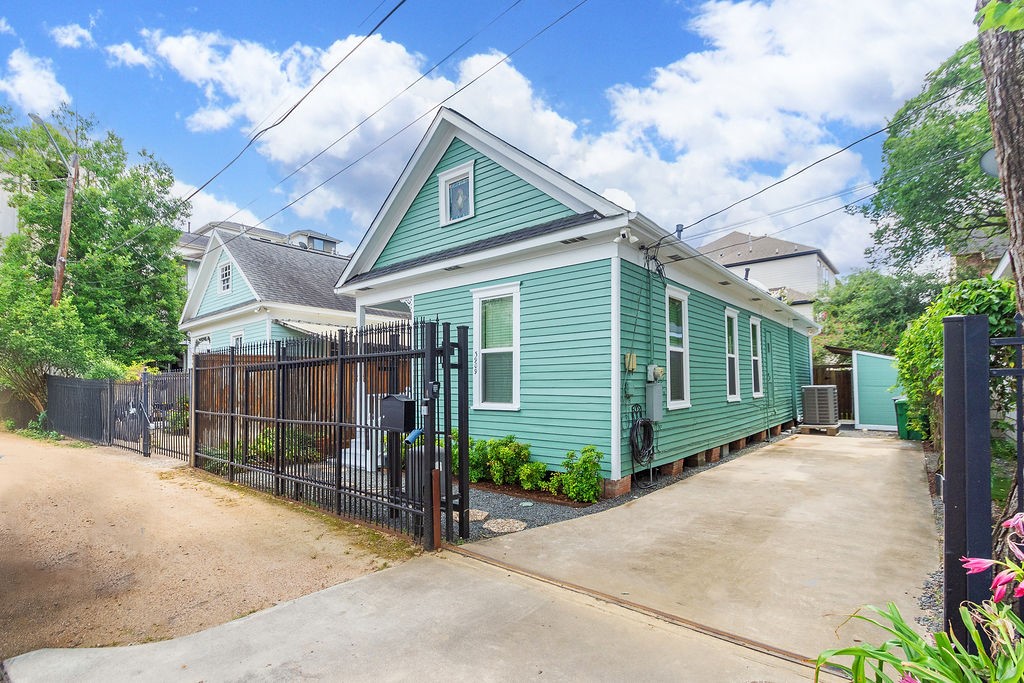 3909 Barnes Street Houston, TX 77007 - Photo 3 of 22 Long driveway and street parking
