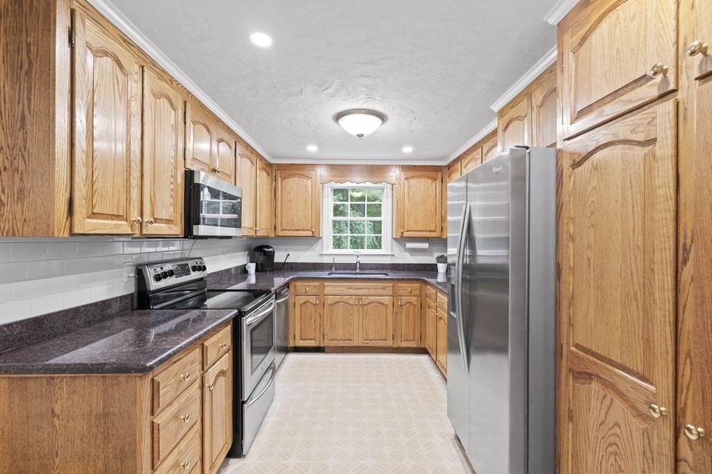 136 Murphy Road Hudson, MA 01749 - Photo 11 of 34 Gallery Image 11
