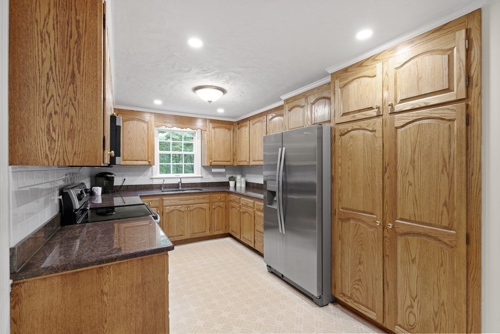 136 Murphy Road Hudson, MA 01749 - Photo 10 of 34 Gallery Image 10