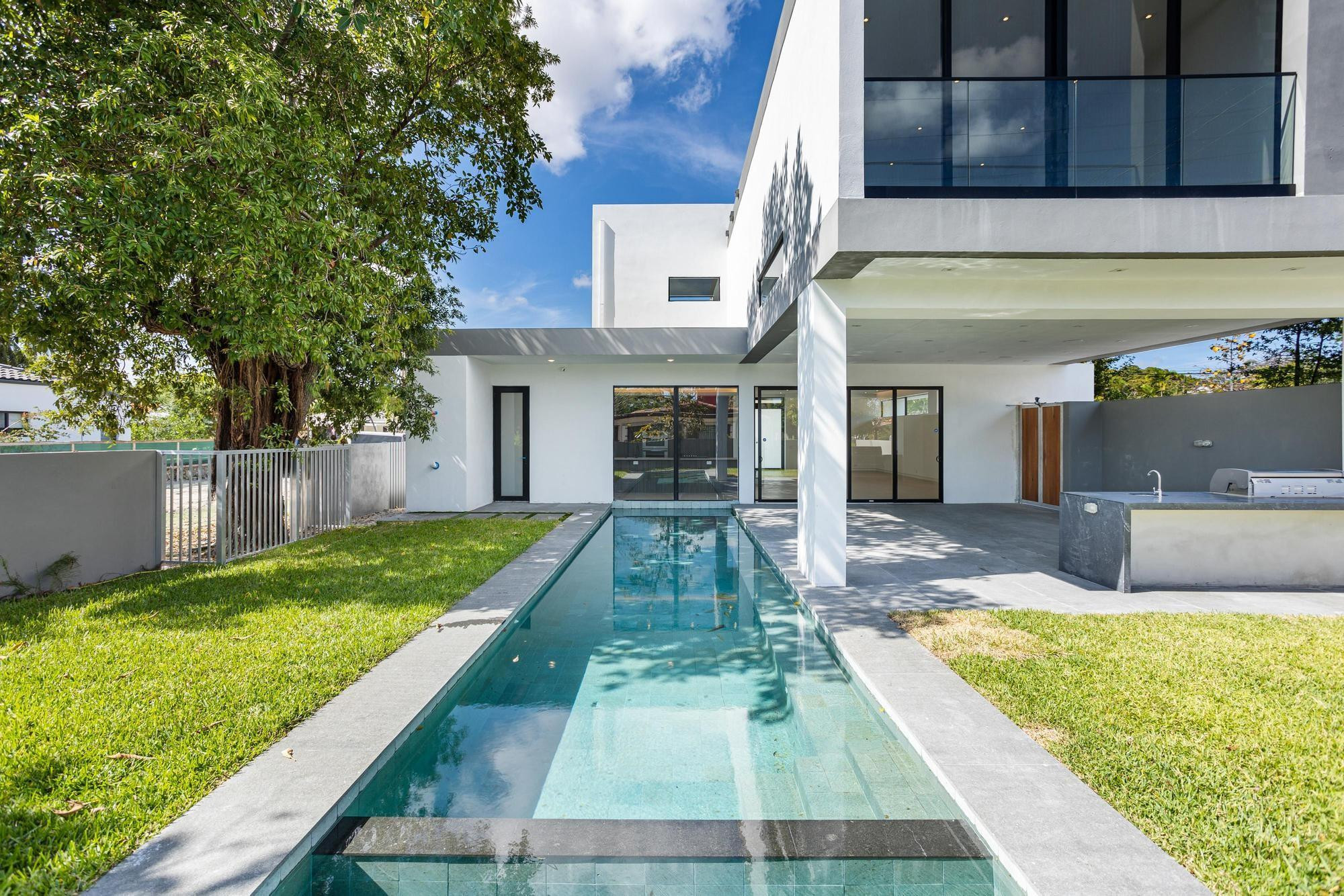 a view of a house with backyard