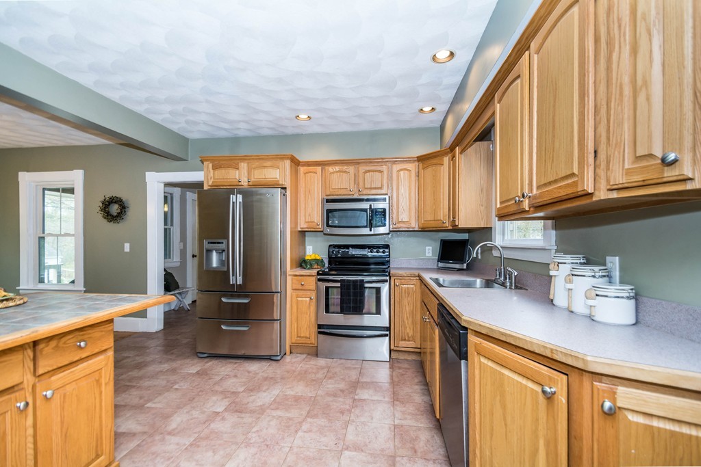 447 Grove Street Reading, MA 01867 - Photo 8 of 29 Gallery Image 8