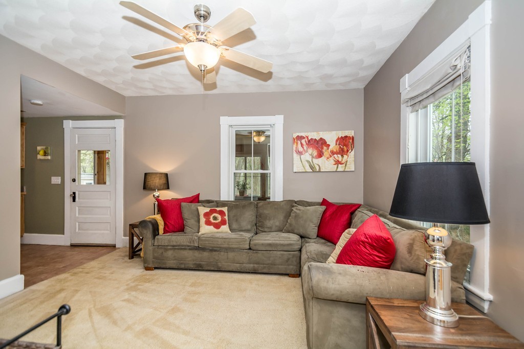 447 Grove Street Reading, MA 01867 - Photo 10 of 29 Gallery Image 10