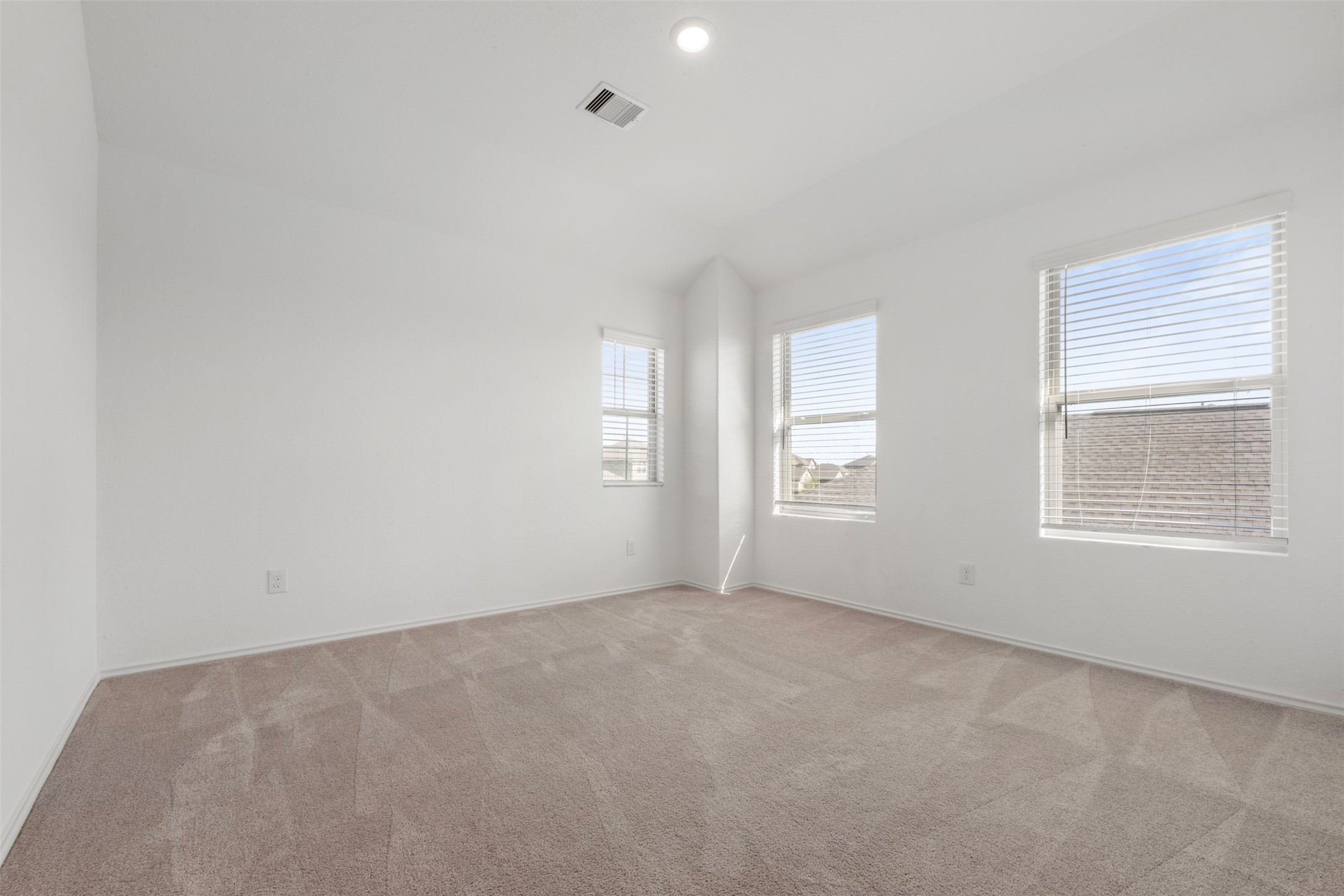 14538 Broadbury Pond Road Rosharon, TX 77583 - Photo 21 of 25 an empty room with windows