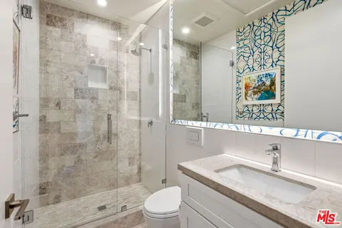 $7,500 | 1041 North Spaulding Avenue, Unit 203, Los Angeles, CA 90046
