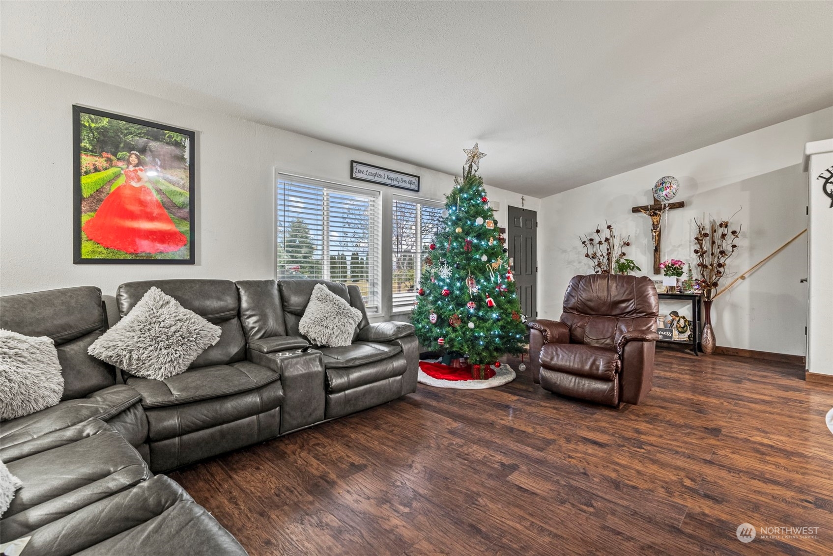 144 Shiloh Road Winlock, WA 98596 - Photo 8 of 37 a living room with furniture and a potted plant