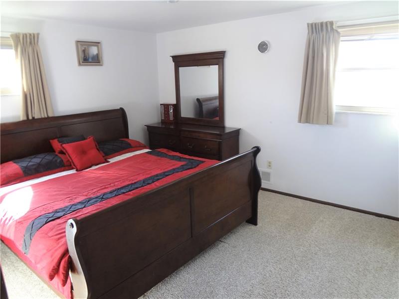 768 Greenlee Road Pittsburgh, PA 15227 - Photo 11 of 23 Gallery Image 11