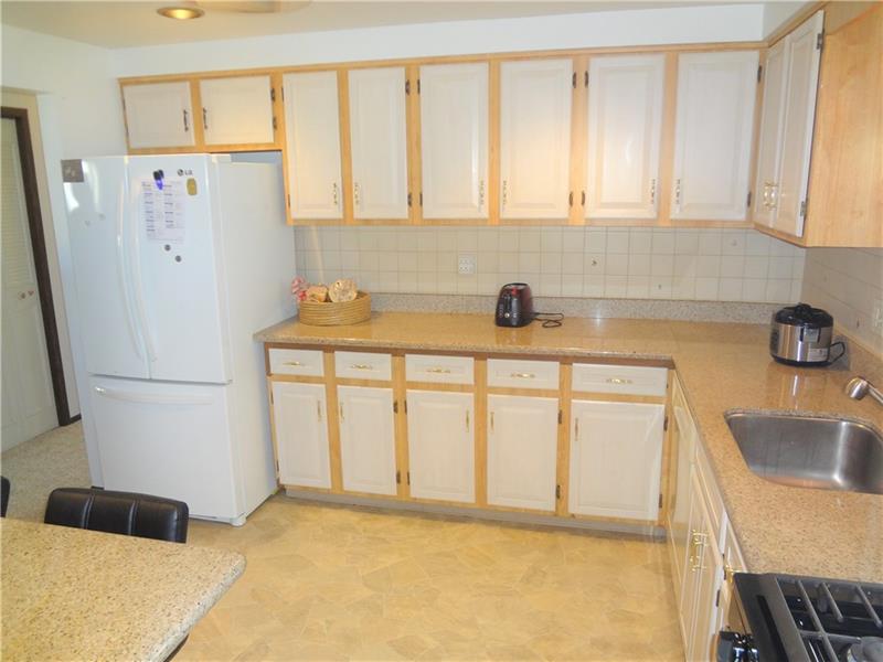 768 Greenlee Road Pittsburgh, PA 15227 - Photo 4 of 23 Gallery Image 4