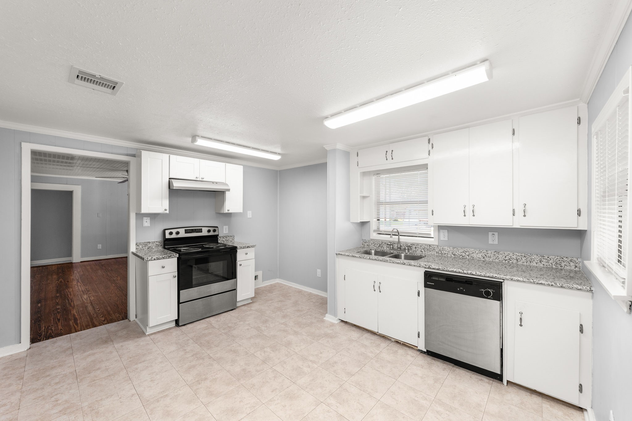 203 South Fig Street Sweeny, TX 77480 - Photo 8 of 20 a kitchen with granite countertop a sink stove and refrigerator