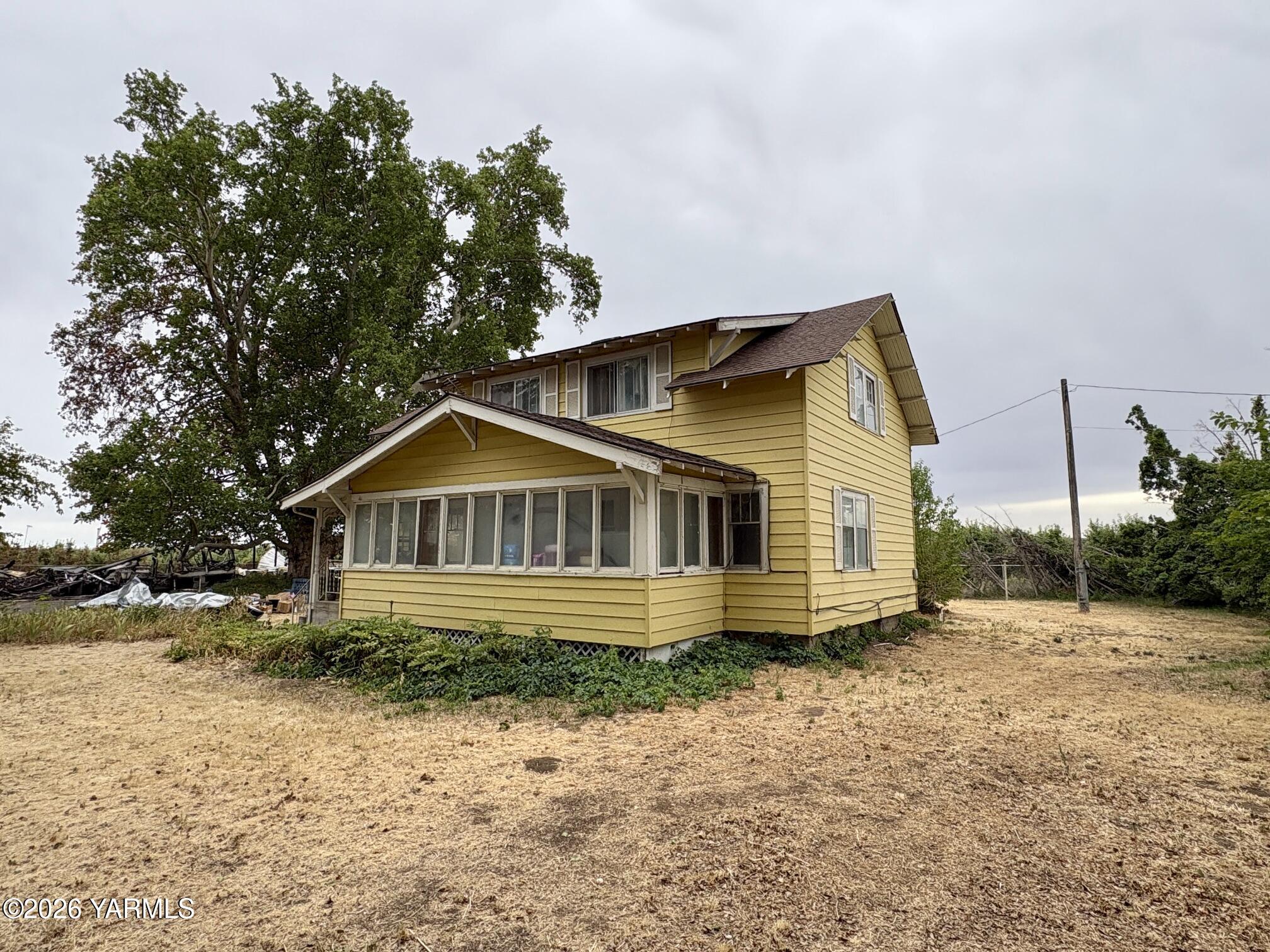 2870 Progressive Road Wapato, WA 98951 - Photo 3 of 32 Enclosed Front Porch!