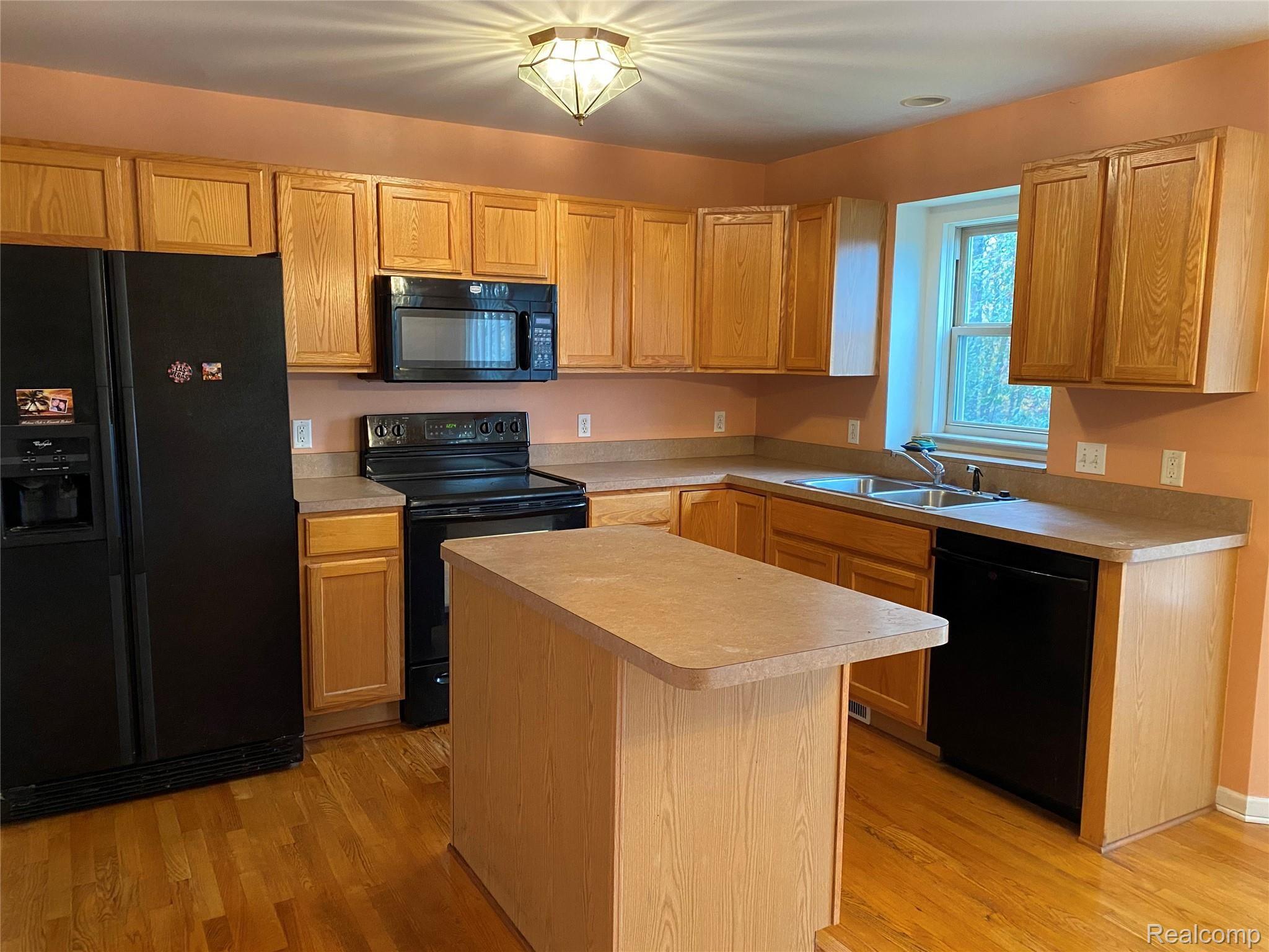 603 East Davisburg Road Holly, MI 48442 - Photo 18 of 29 Spacious Open Oak Kitchen With Island & Walk in Pantry! Also All Appliances!