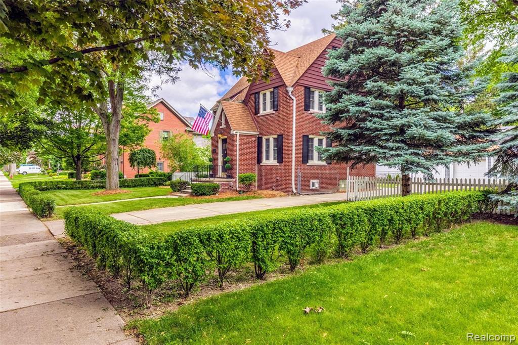 214 Fisher Road Grosse Pointe Farms, MI 48230 - Photo 4 of 44
