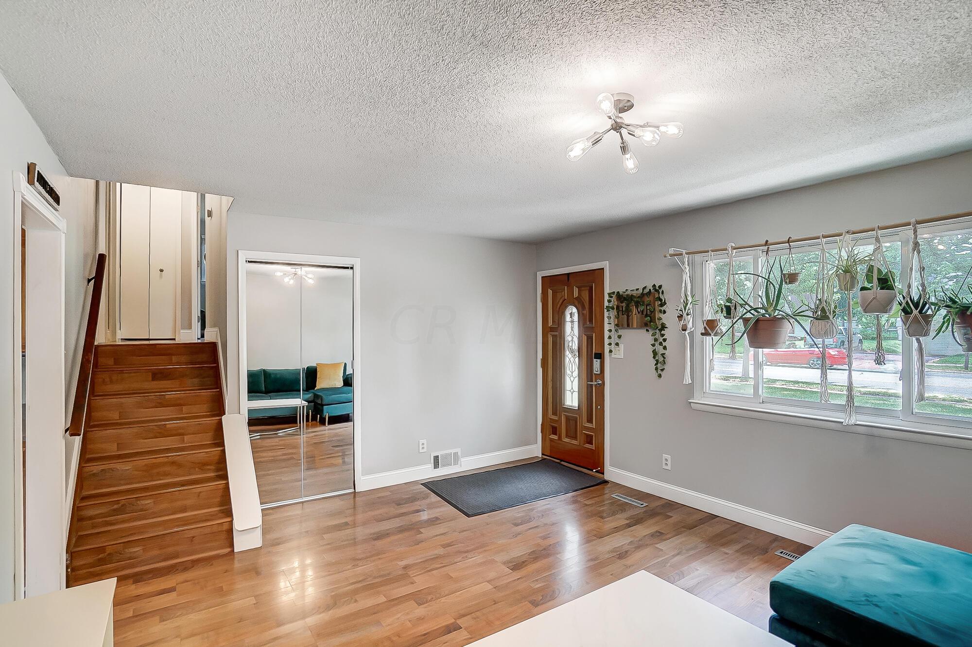 3394 Hoover Road Grove City, OH 43123 - Photo 6 of 28 Living Room