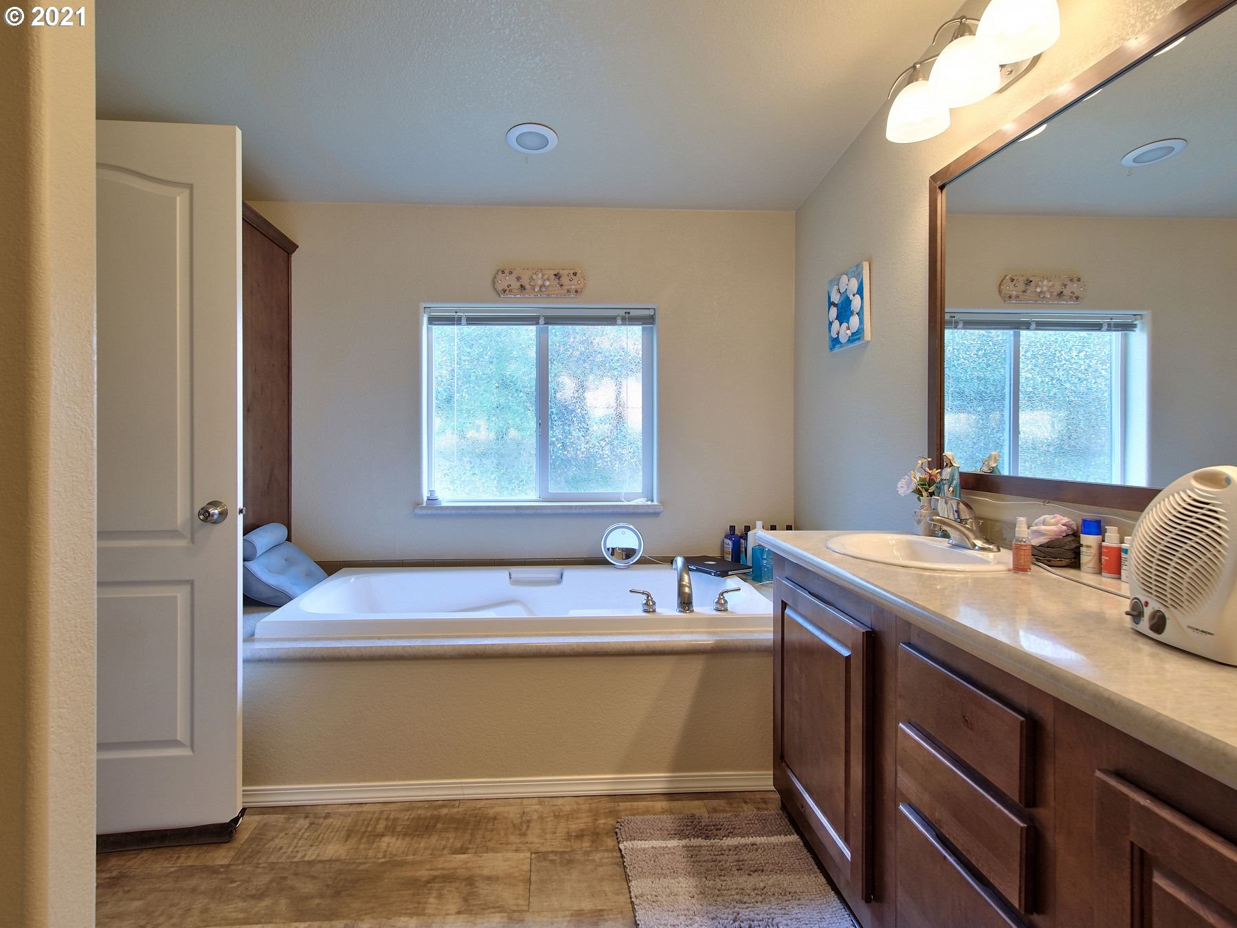 90690 Lake View Road Warrenton, OR 97146 - Photo 21 of 30 Bathroom