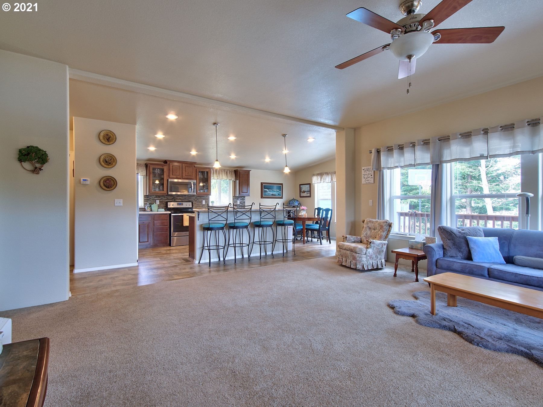 90690 Lake View Road Warrenton, OR 97146 - Photo 8 of 30 Living Room/Dining Room