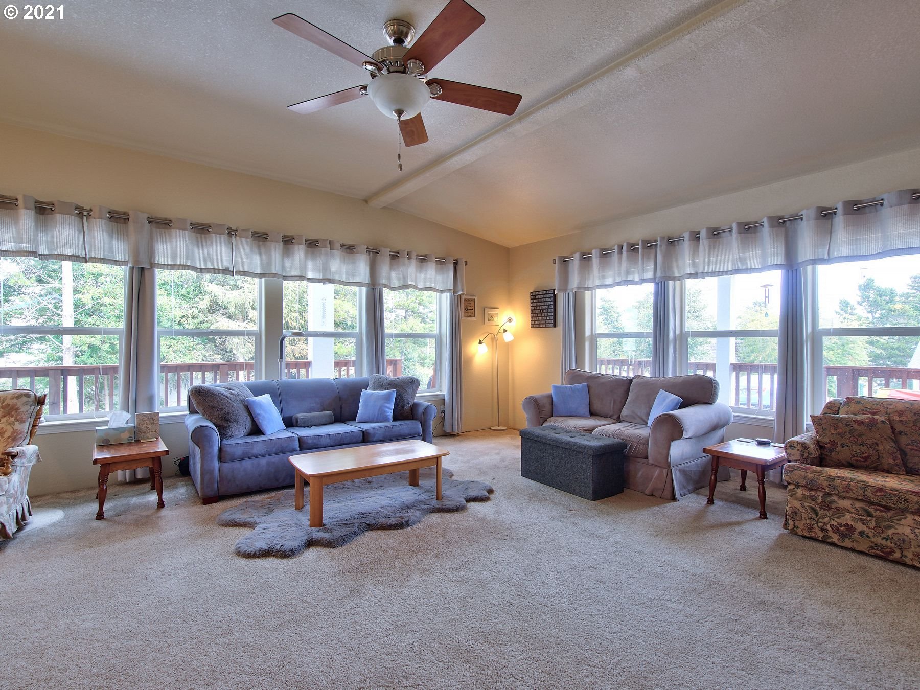 90690 Lake View Road Warrenton, OR 97146 - Photo 9 of 30 Living Room