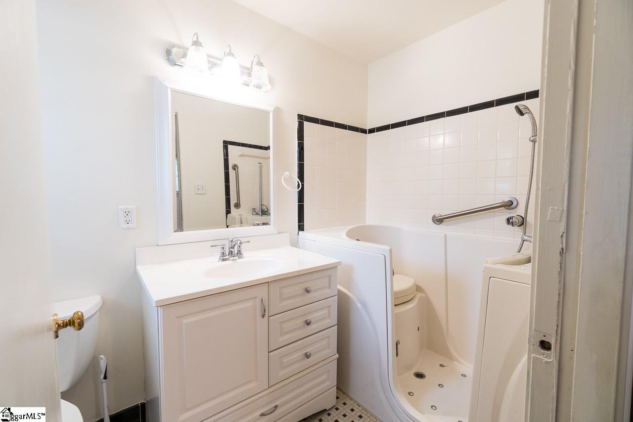 2700 Edwards Road Taylors, SC 29687 - Photo 18 of 35 Gallery Image 18