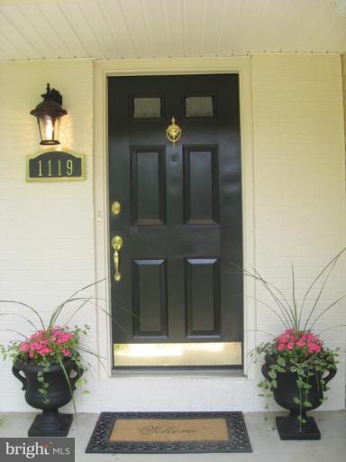 1119 Riva Ridge Drive Great Falls, VA 22066 - Photo 5 of 22 Entrance / Foyer