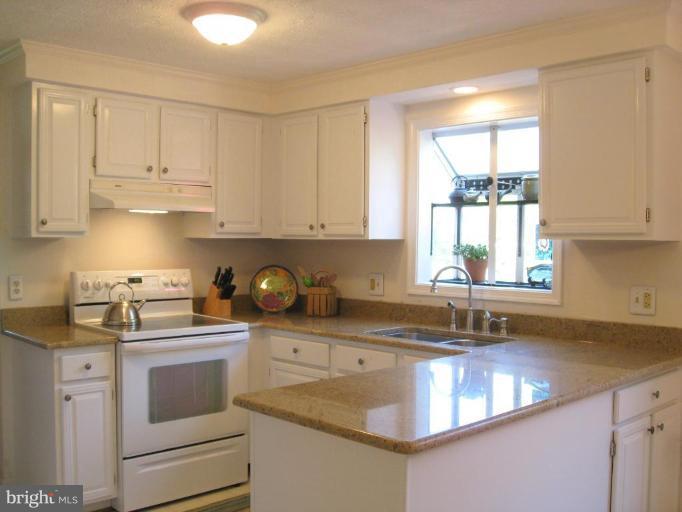 1119 Riva Ridge Drive Great Falls, VA 22066 - Photo 10 of 22 Kitchen