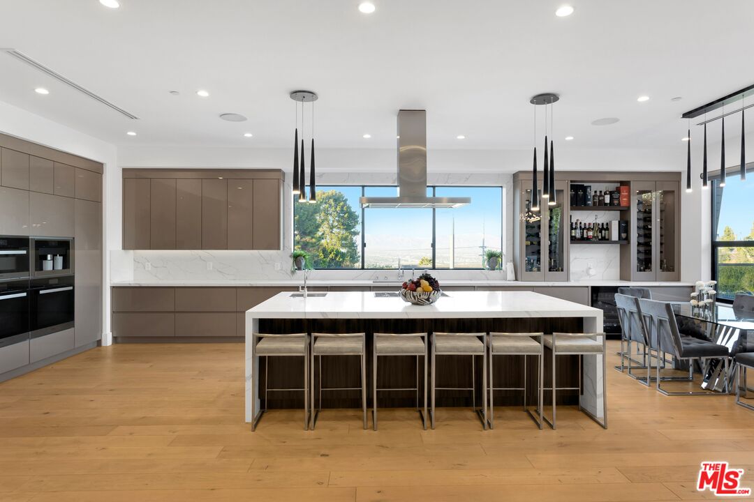 16366 Sloan Drive Los Angeles, CA 90049 - Photo 16 of 54