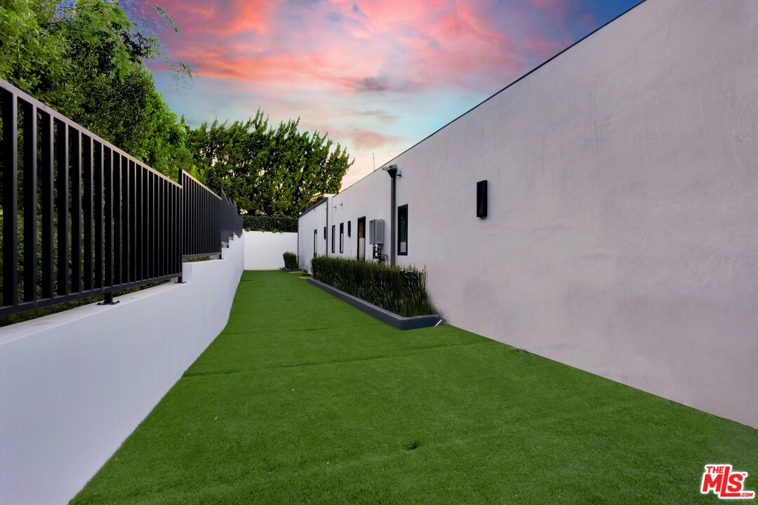 16366 Sloan Drive Los Angeles, CA 90049 - Photo 37 of 54