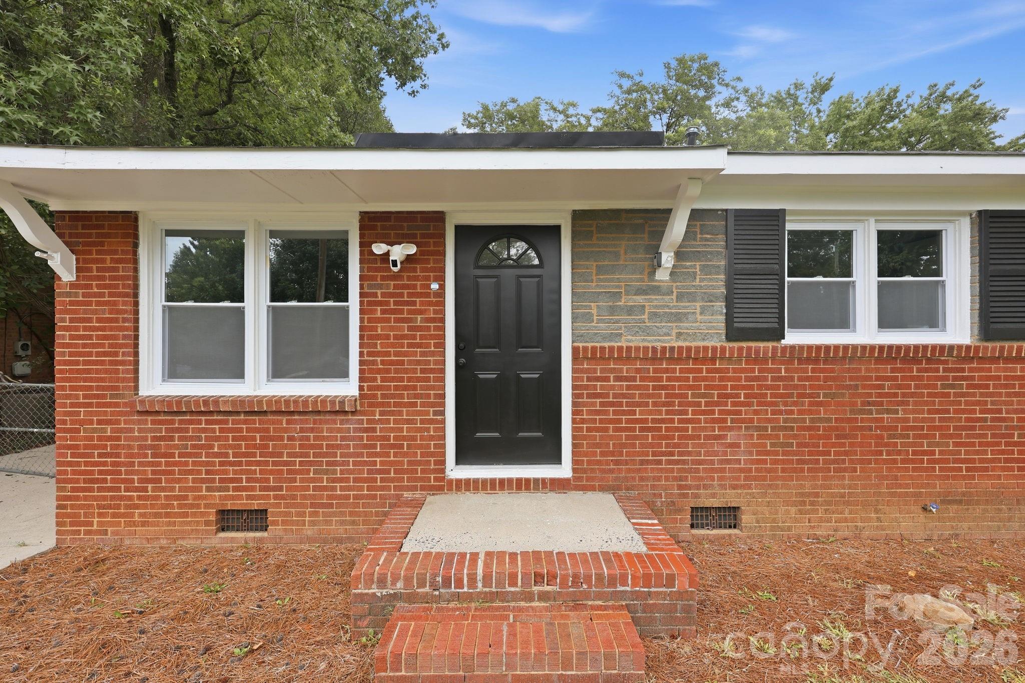 9430 Trinity Road Charlotte, NC 28216 - Photo 4 of 39 Gallery Image 4