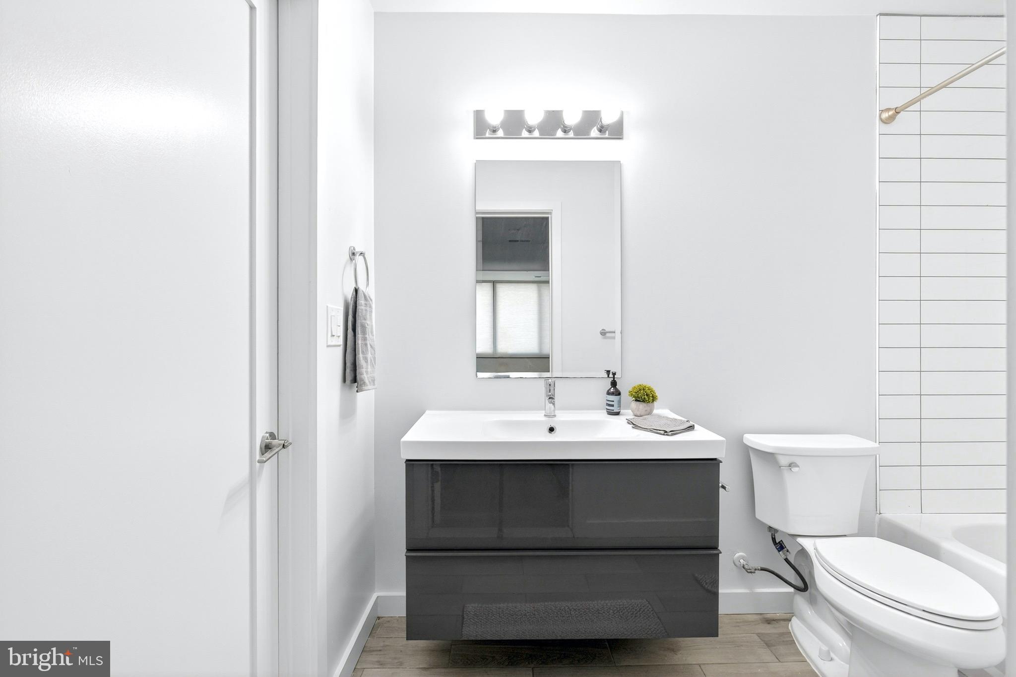700 Roeder Road, Unit 104 Silver Spring, MD 20910 - Photo 10 of 15 Full Bathroom