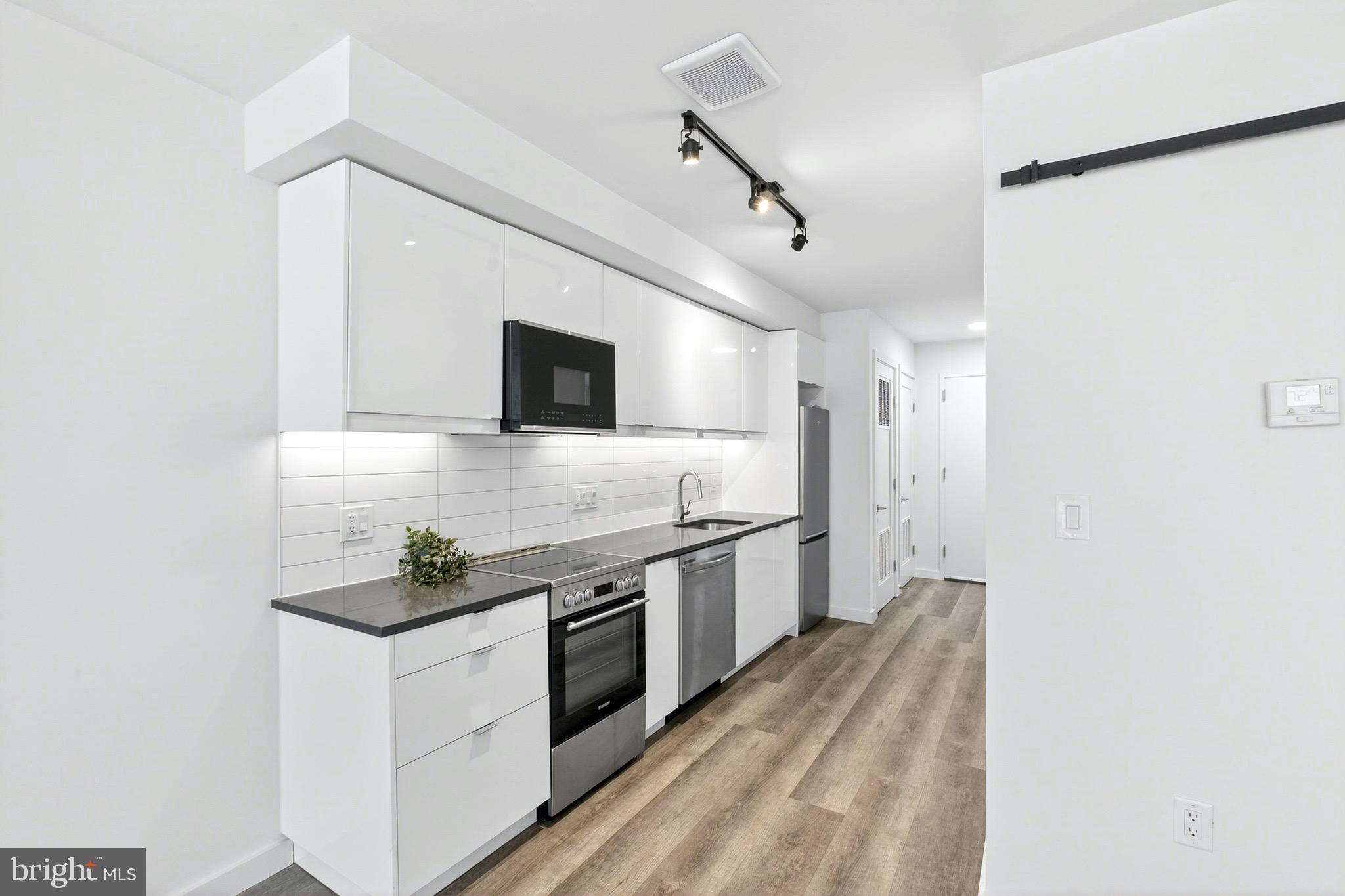 700 Roeder Road, Unit 104 Silver Spring, MD 20910 - Photo 6 of 15 Modern Kitchen