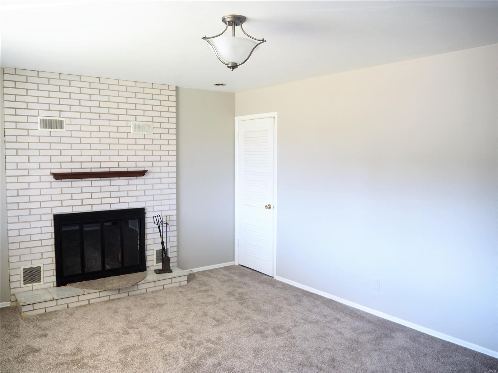 1137 Country Club Road St. Charles, MO 63303 - Photo 3 of 29 Gallery Image 3