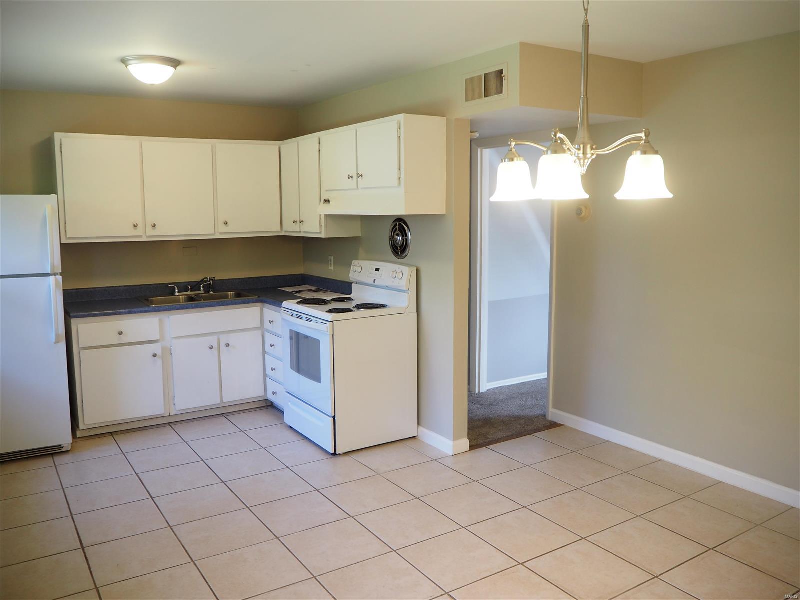 1137 Country Club Road St. Charles, MO 63303 - Photo 9 of 29 Gallery Image 9