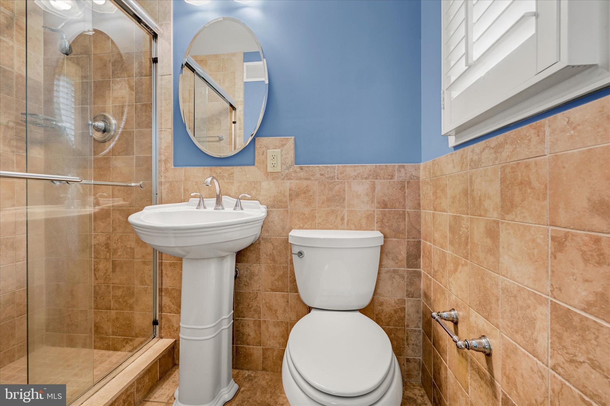 26 Severndale Road Severna Park, MD 21146 - Photo 15 of 35 Update and fully tiled full bath.
