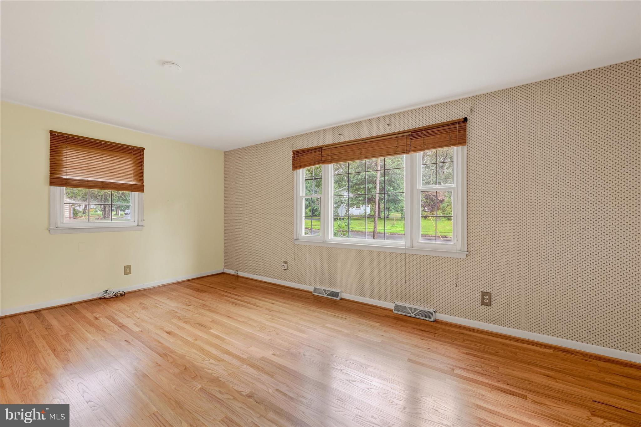 26 Severndale Road Severna Park, MD 21146 - Photo 17 of 35 Primary bedroom w/window overlooking the yard