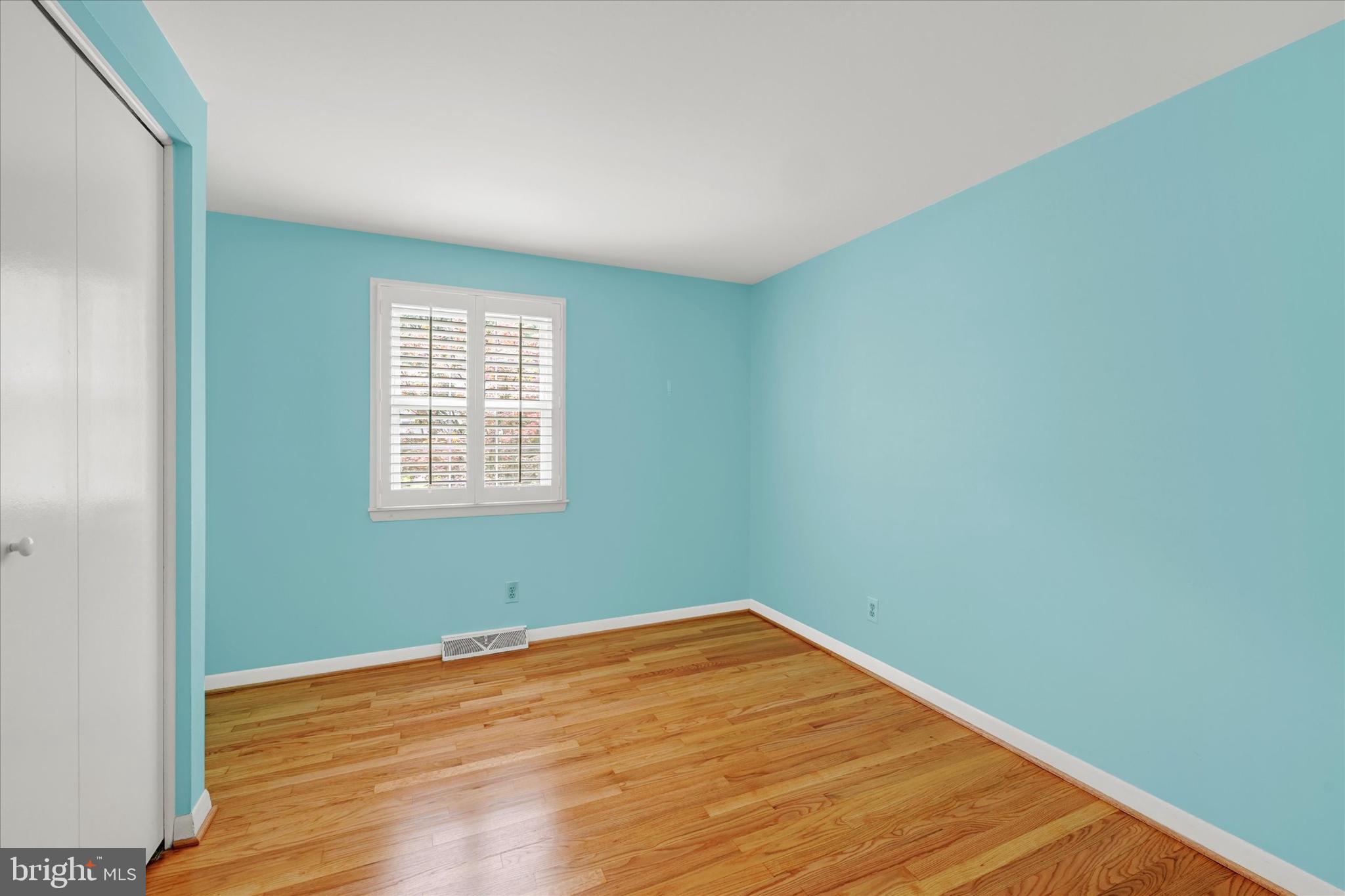 26 Severndale Road Severna Park, MD 21146 - Photo 20 of 35 Bedoom w/ newly refinished hardwood floors