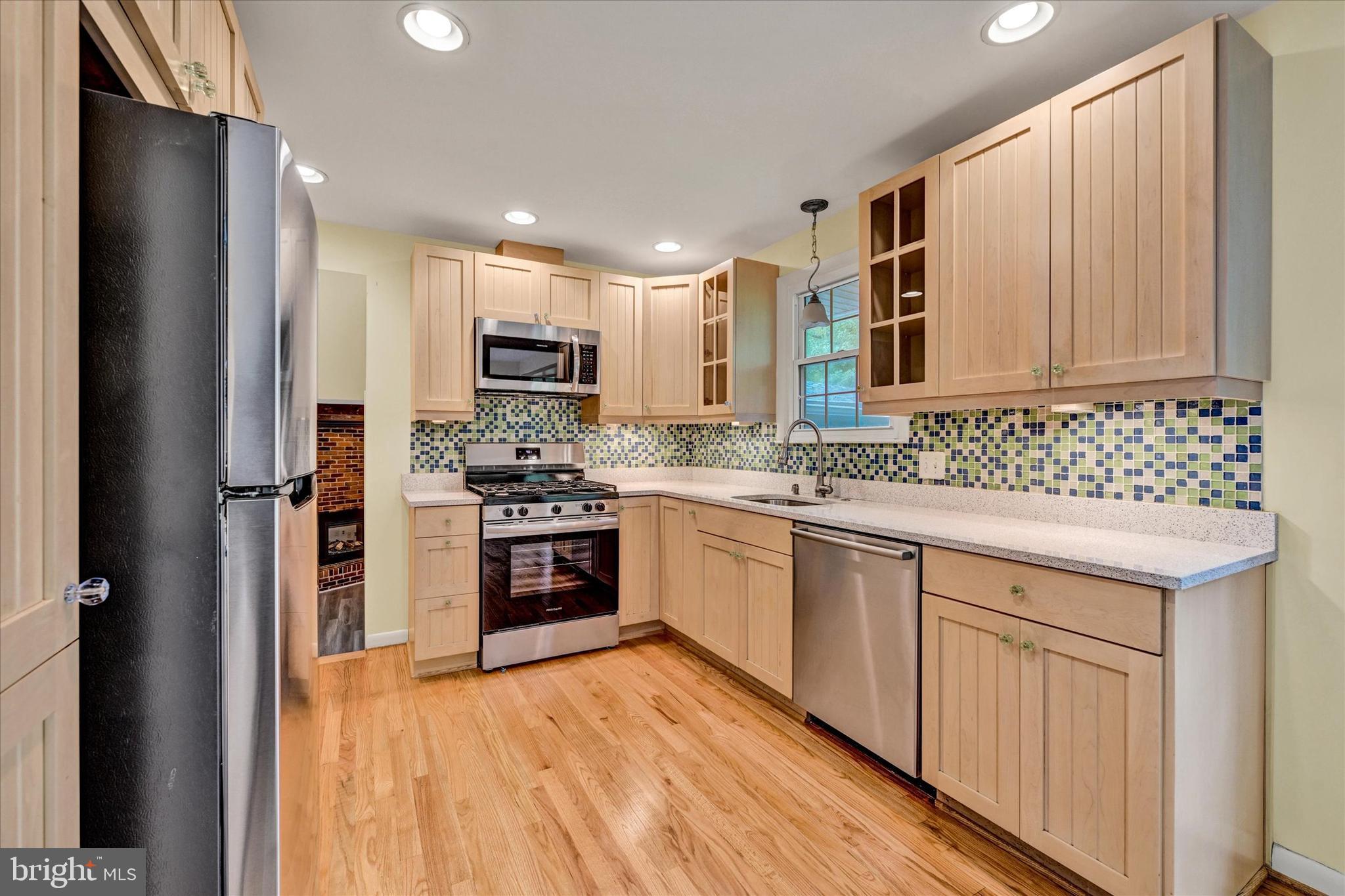 26 Severndale Road Severna Park, MD 21146 - Photo 7 of 35 New Frigidaire microwave refrigerator & range!