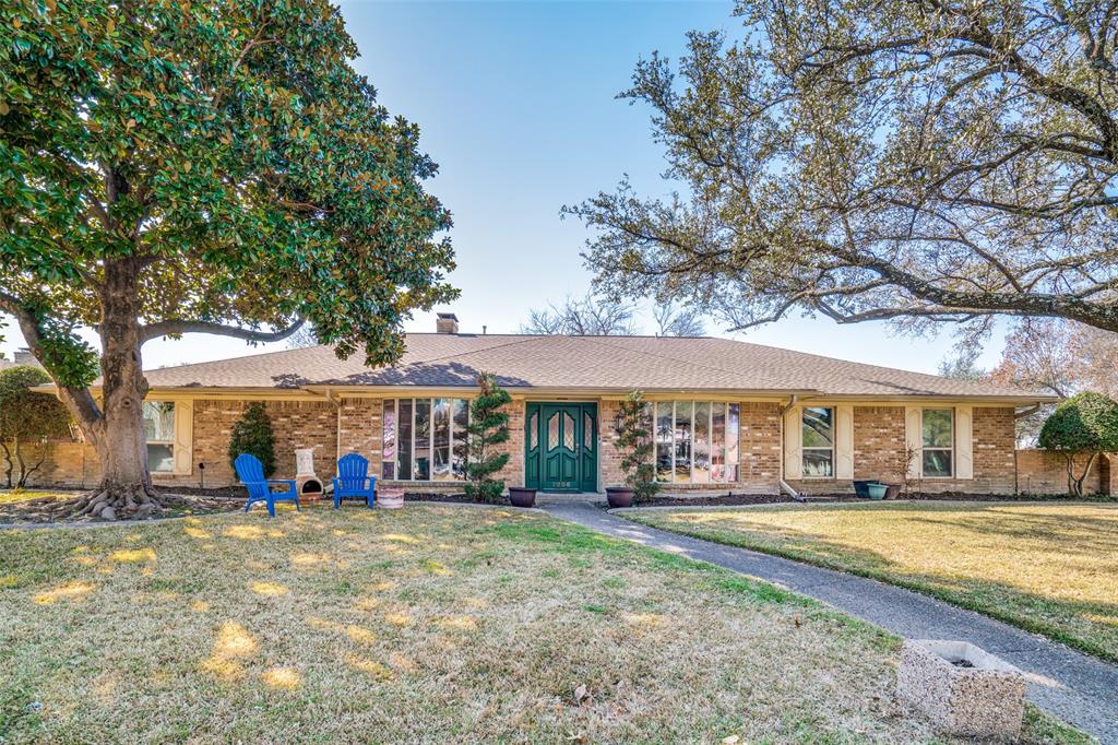 a view of an house with backyard and tree