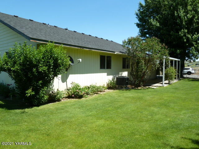 3811 Aaron Road Moxee, WA 98936 - Photo 3 of 37 a view of a back yard of the house