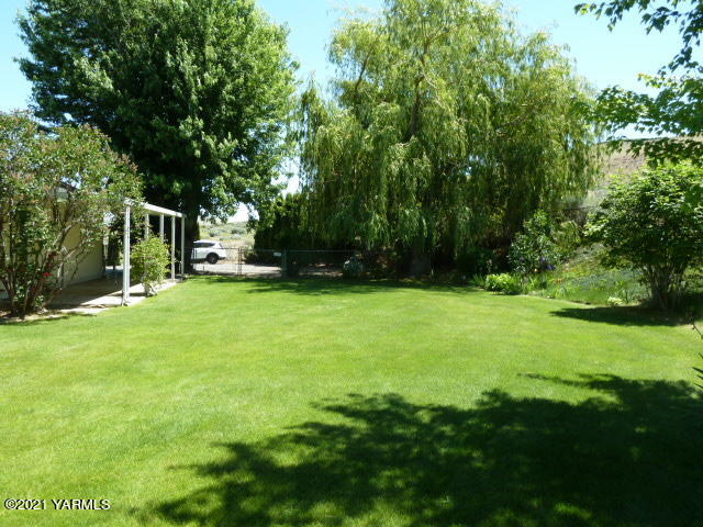 3811 Aaron Road Moxee, WA 98936 - Photo 22 of 37 a view of a yard with a house in the background