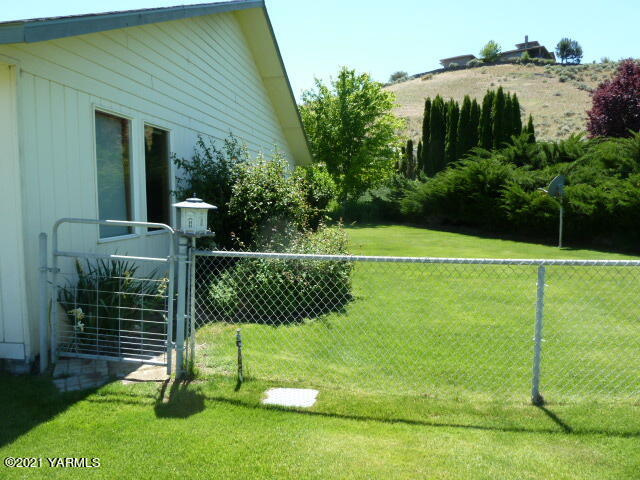 3811 Aaron Road Moxee, WA 98936 - Photo 4 of 37