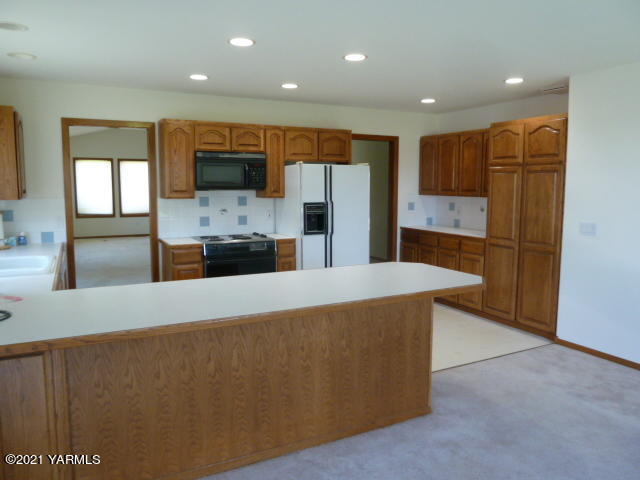 3811 Aaron Road Moxee, WA 98936 - Photo 5 of 37 a large kitchen with stainless steel appliances a large counter top