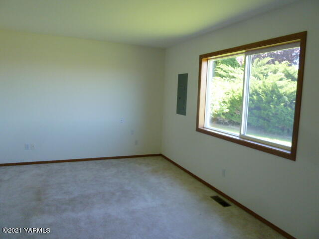 3811 Aaron Road Moxee, WA 98936 - Photo 8 of 37 an empty room with a window