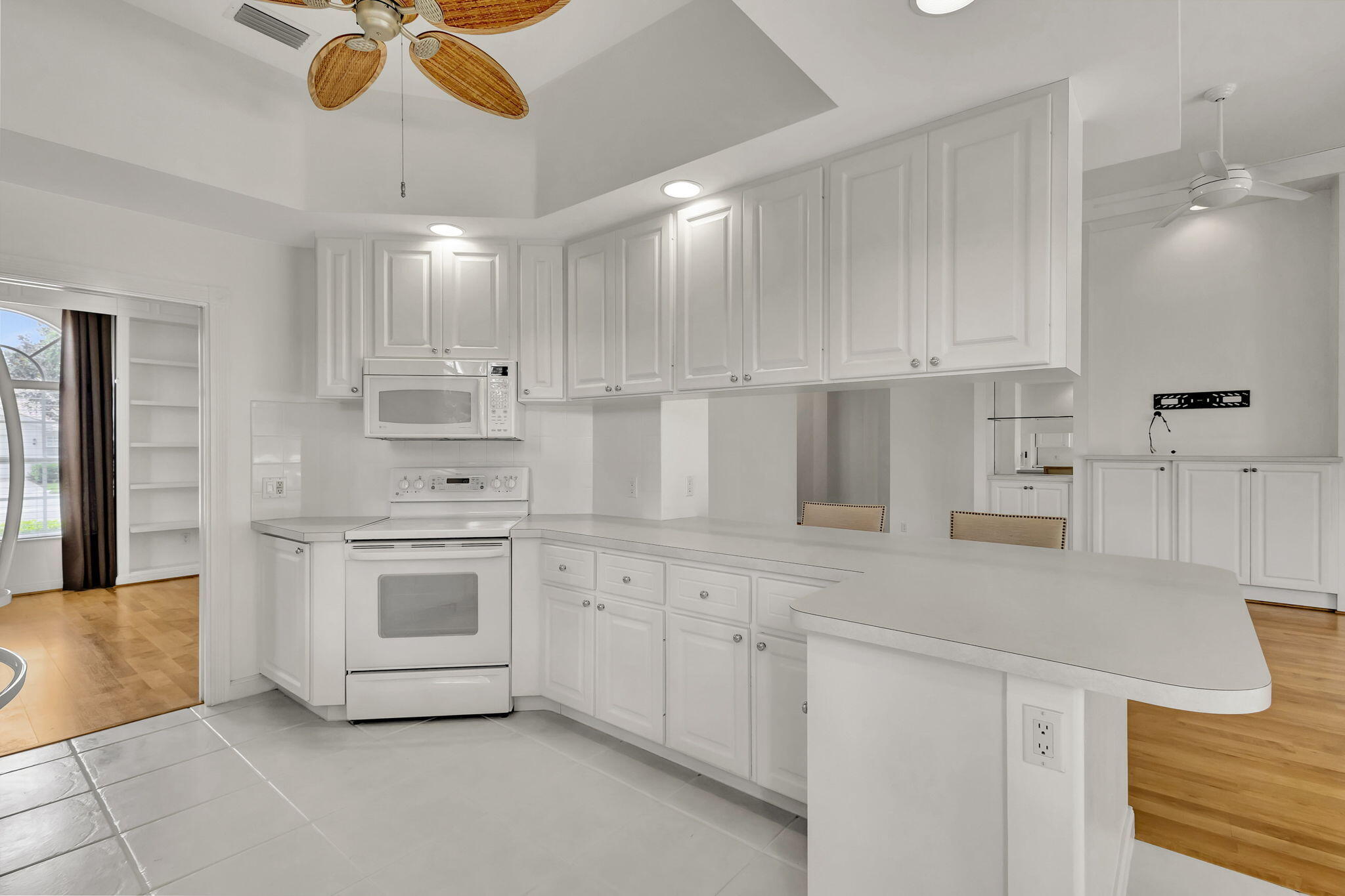 302 Aegean Road Palm Beach Gardens, FL 33410 - Photo 15 of 62 Kitchen w/Island Seating