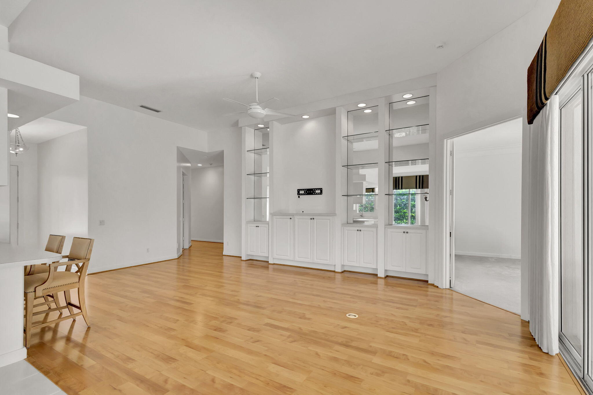 302 Aegean Road Palm Beach Gardens, FL 33410 - Photo 9 of 62 Great Room w/Built-Ins