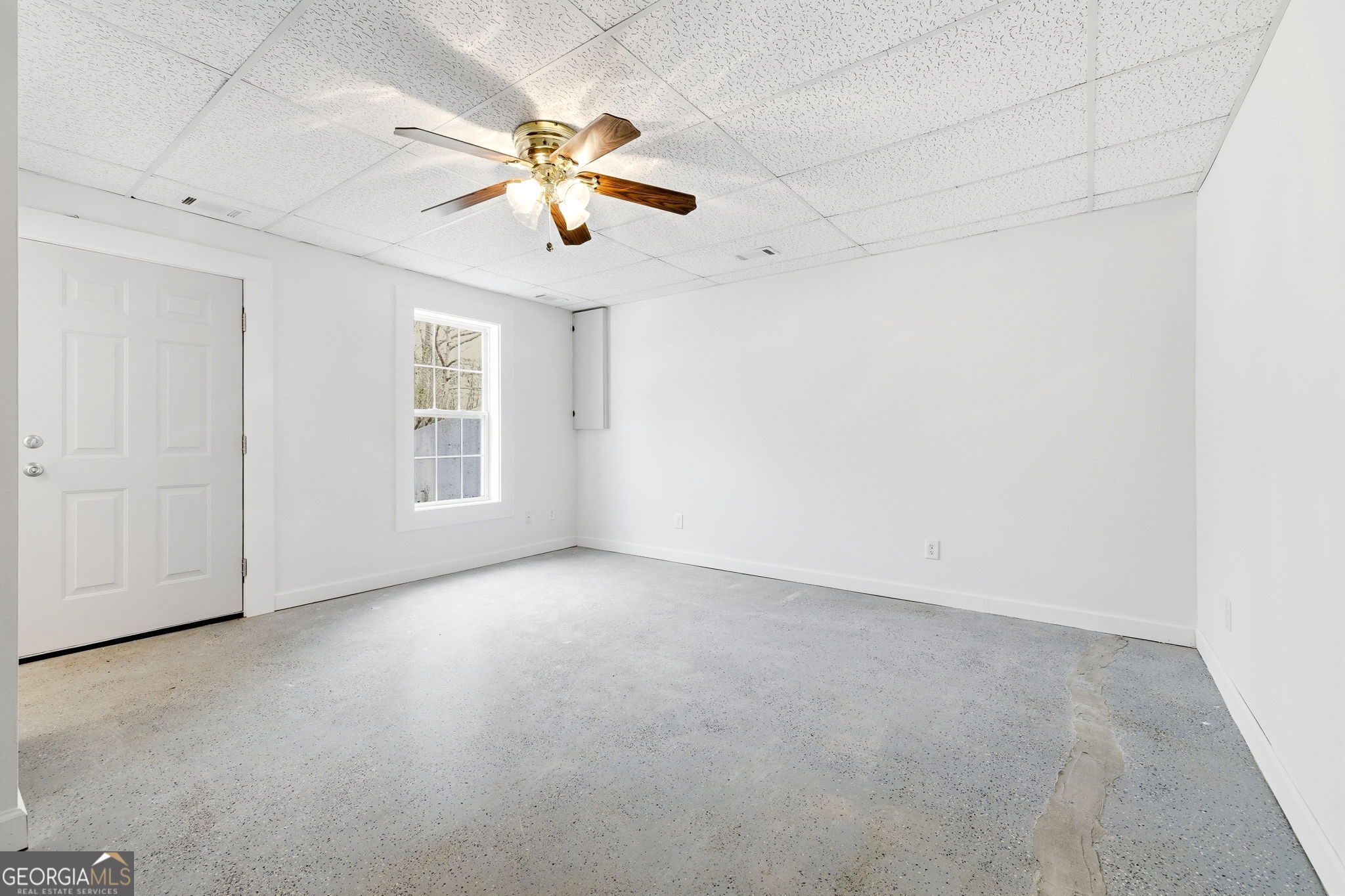 1429 Crumps Bridge Road Martin, GA 30557 - Photo 29 of 54 an empty room with windows and fan
