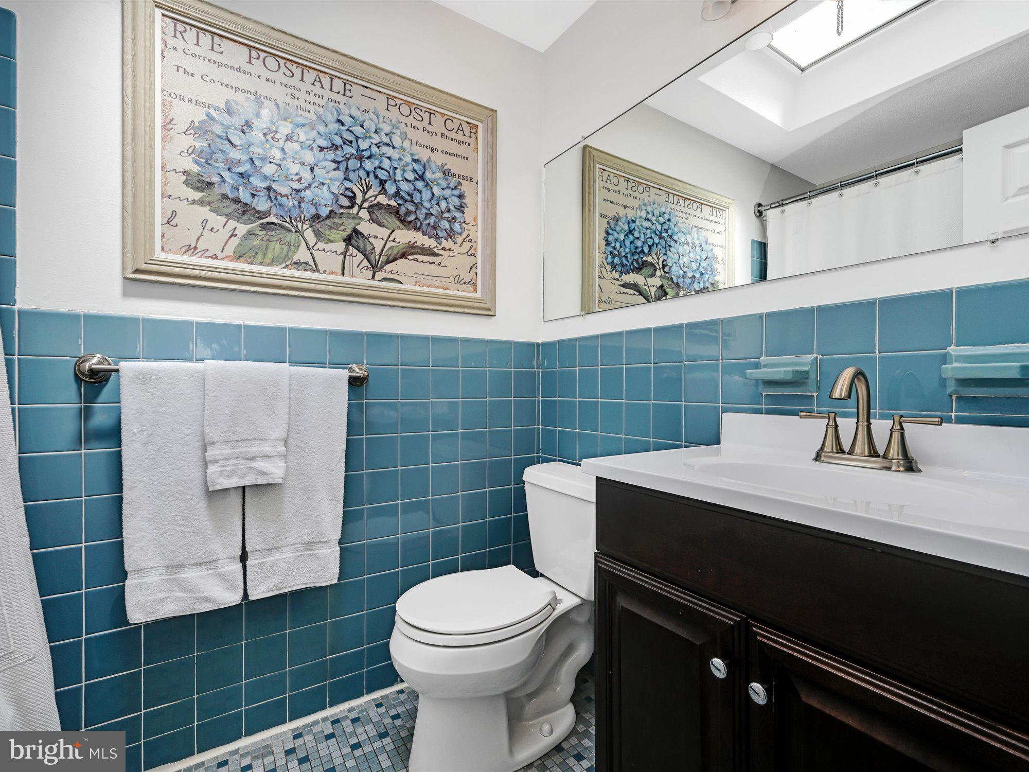 12642 Richton Road Philadelphia, PA 19154 - Photo 16 of 25 Full Hall Bathroom