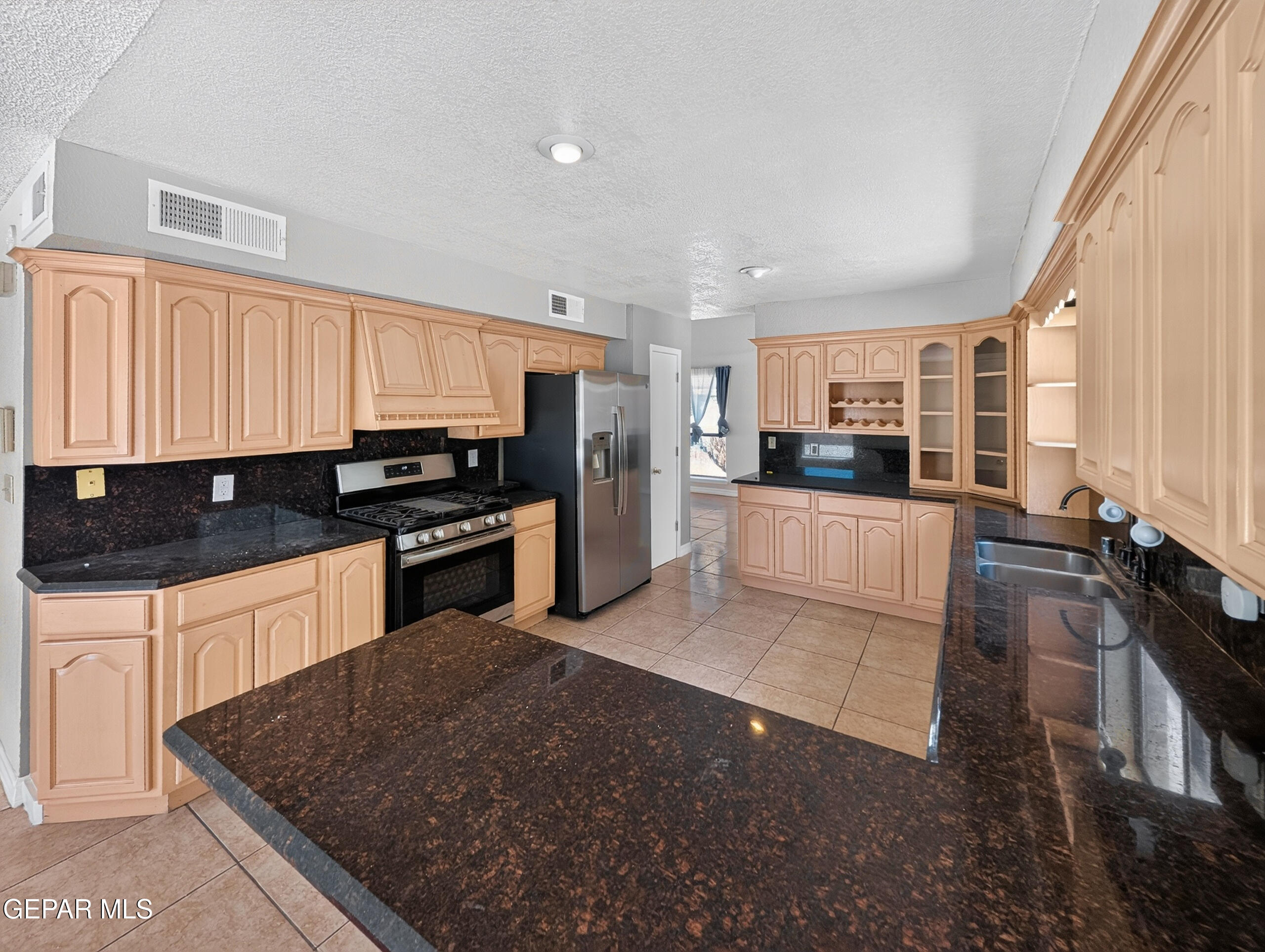 808 Rotterdam Way El Paso, TX 79912 - Photo 13 of 43 027_PXL_20260622_175506351