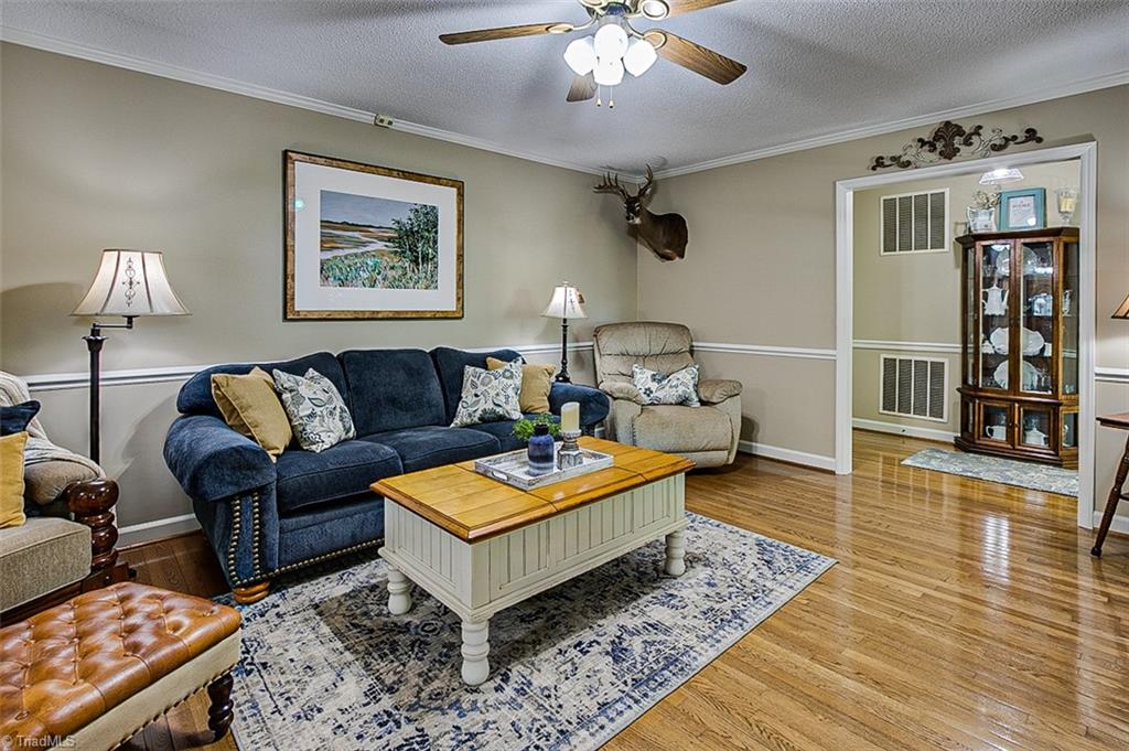 2918 Ross Wood Road Denton, NC 27239 - Photo 4 of 50 Living Room