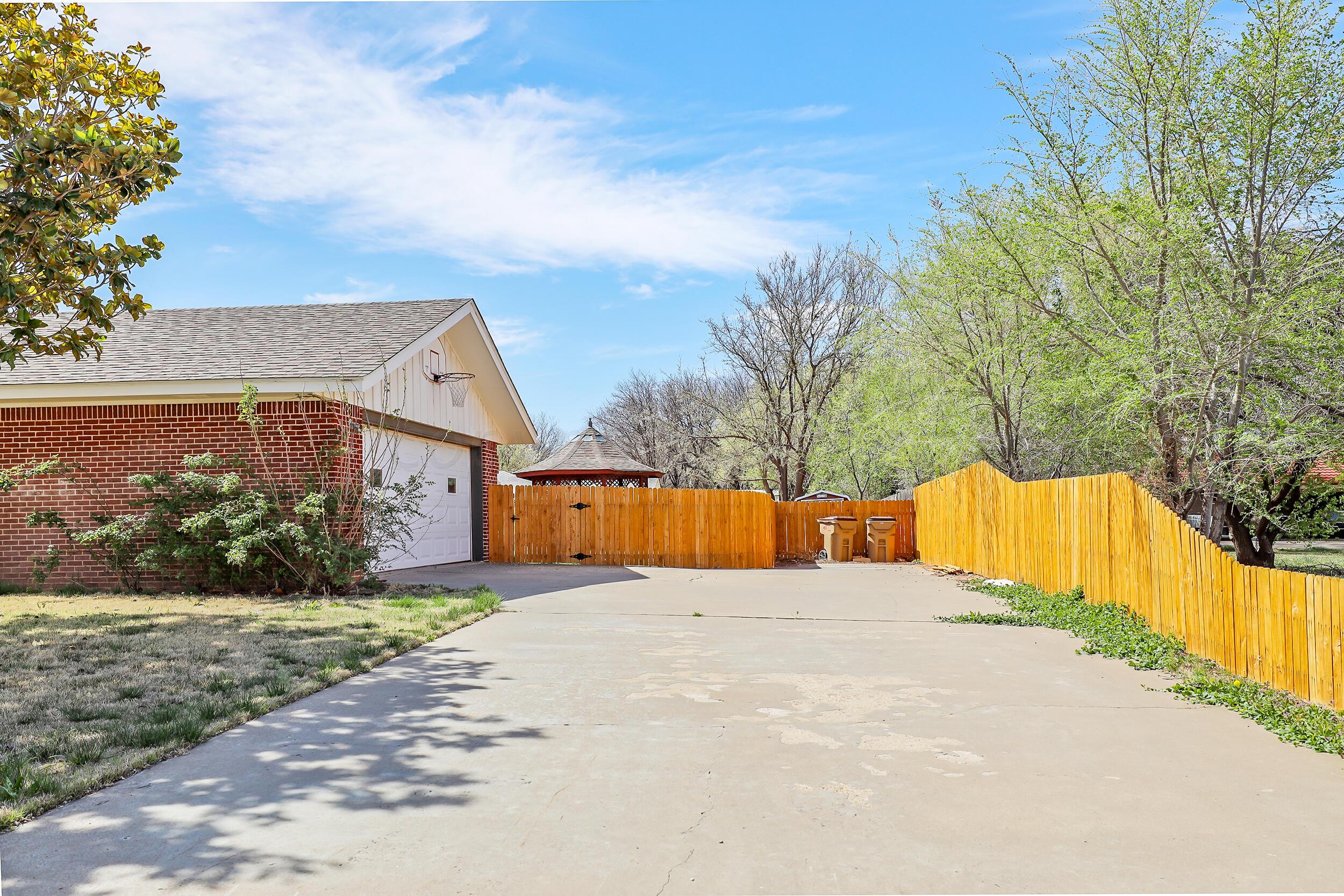21 Edgewood Lane Canyon, TX 79015 - Photo 3 of 38 Driveway & Garage